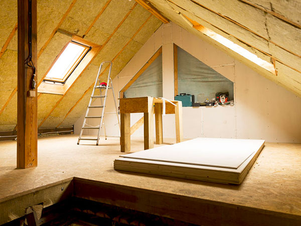 house attic under construction mansard wall insulation with rock rifacimento-e-isolamento-tecnico-correggio